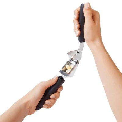 OXO Softworks Garlic Press: Chromed Steel & Plastic, Dishwasher-Safe, Garlic Mincer & Crusher, Black - Image 4